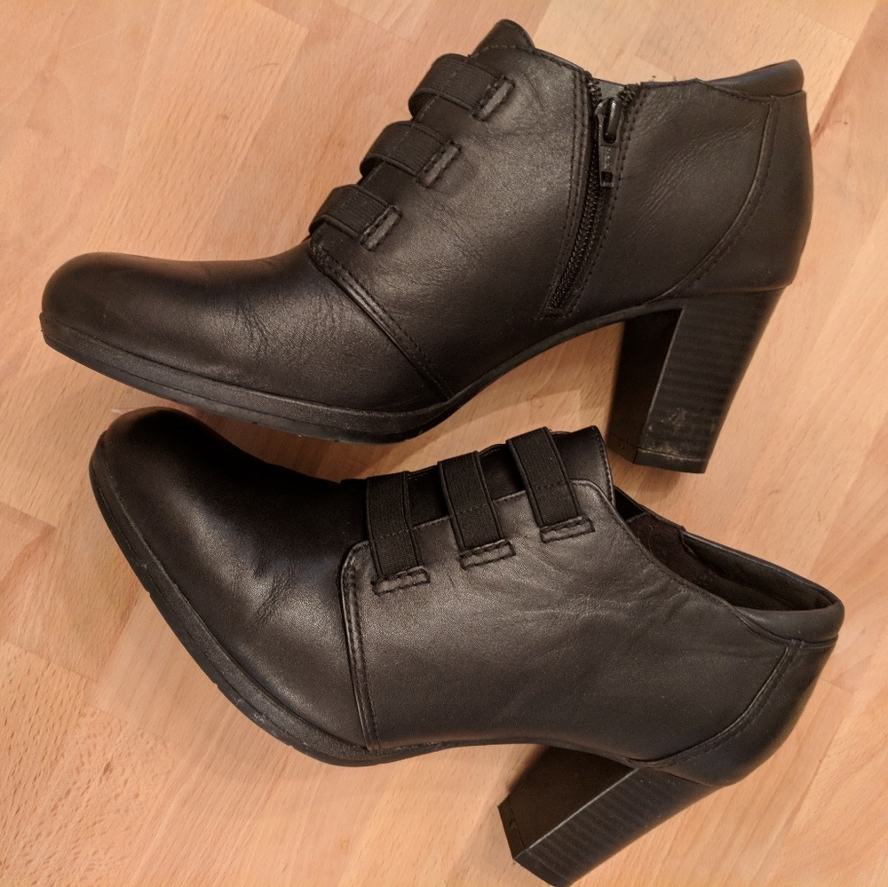 :: 🌹Clark's booties::